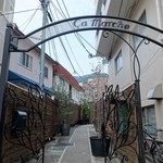 サ・マーシュ - 外観　この奥に☆