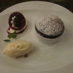 サラマンジェ ド ヨシノ - デザート　グランマニエを利かせたチョコのスフレがふわふわで美味しかったです～！