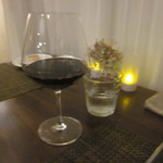 サラマンジェ ド ヨシノ - 肉料理に備えて、グラスの赤ワインを