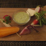 サラマンジェ ド ヨシノ - アミューズは佐島の野菜の盛り合わせ　ここではいつも新しい野菜に出会えます！