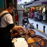 富覇王猪脚 - 路地に向かって、堪らないシズル感を演出します。※撮影ご了解