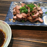 Katsumasa - 地鶏のたたき＝７２０円
                      焼き過ぎが分かるね