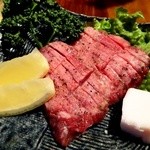 肉家 串八 - 厚切りタン