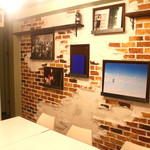 Akihabara Tabishoku Dainingu Ja-Ni- Ja-Ni- - レンガ調の壁面に世界の写真を展示。