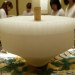 渡風亭 - 二月：大根の極薄の桂むきで、独楽を作ってある