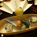 渡風亭 - 三月：前八寸（海素麺、鯛白子ポン酢、サーモン琥珀金柑、紅茶玉子、葉桜鶏皮ゴボウ、天豆昆布粉揚げ、姫サザエチーズ味噌）