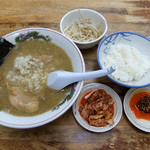 とん八ラーメン - 201603 ラーメンセット 600円 ※ギョーザはまだ焼いてる途中