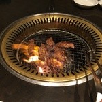 焼肉龍王館 - 焼き風景