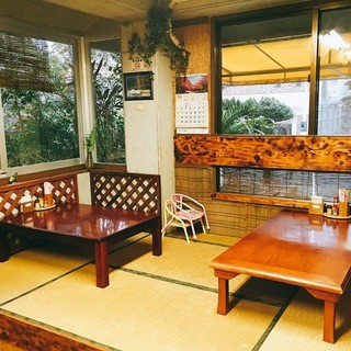 琉球畳のやさしい座り心地で、庭園を眺めながらリラックスしてお食事を堪能できます。