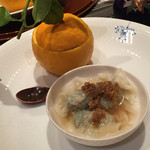 さ行 - 胡麻豆腐 三宝柑を器にして 蓮根とあさりのワンタンスープを添えて