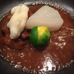 さ行 - 山形牛 柔らか煮 新じゃがいものすり流し 芽キャベツ 大根。3種類の味噌で煮込んであります。