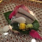 さ行 - さよりといさきのお刺身。下には桜風味のお豆腐が。