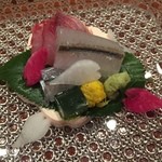 さ行 - さよりといさき、紅芯大根、わさび、菊花甘酢、岩のり。