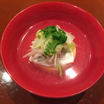 さ行 - すっぽんの出汁のお椀。鯛と卵豆腐、針うど、新生姜、蕗、たらの芽など。