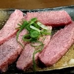 炭火焼肉 GYUー - 厚切りタン。980円