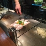 シンバシ　テッパン - とん平焼きを焼くの図2