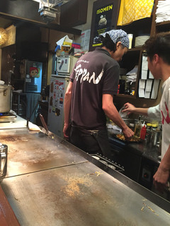  shinbashi TEPPAN - 2人でサーブもしてくれて超忙しそうなので、ビール飲ませてあげてください。
                        ワガママ言わないように。