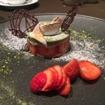 熟成神戸牛プレミアム 听 - あまおうとピスタチオのフレジエ
      （軽く仕上げたバタークリームとカスタードをビスキュイにサンドし、イチゴとピスタチオをあしらったケーキ）