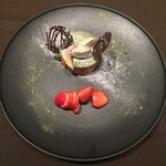 熟成神戸牛プレミアム 听 - あまおうとピスタチオのフレジエ
      （軽く仕上げたバタークリームとカスタードをビスキュイにサンドし、イチゴとピスタチオをあしらったケーキ）