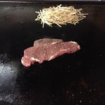 ステーキの味世 - ステーキ肉を焼いてるとこ（2013/03）