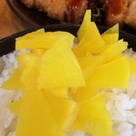 とんかつ 一 - 201603 一 ★ロースとんかつ（800円）★卓上にある「沢庵」を乗せてみた(^-^)/