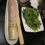 炭火焼鳥あずま - このつくねが絶品です！春菊苦手な私のためにべつもりにしてくれましたが、全然平気でした！