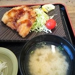 内浦漁協直営 いけすや - ミニトマトはヘタ取ってある❗
            アジつみれの味噌汁は旨い✨