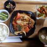 Raisukyouwakoku - 今日の日替わり定食は豚肉のピリ辛トマ玉炒めです。トマトと豚肉の旨みを玉子でとじたピリ辛のおかずです。ご飯がすすみます。ご馳走様でした！
