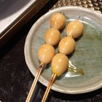 炭火焼鳥あずま - あずまさんの名物！？黄身とろとろのウズラ串