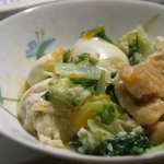 キッチンハート - ランチの副菜の料理例です。この日はうす揚げと白菜の旨煮のたまごのっけです。