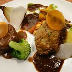 ラ・ヴォワ - 道産牛肉と豚肉のハンバーグステーキと鶏もも肉の煮込み