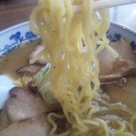 ラーメンのぼうや - 中細ナチュラルウェーブの麺はスープの絡みがいいです