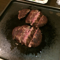 牛幸 本店 - 巨大なハンバーグ，中はレア！