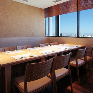 ご会食には個室をご利用ください。