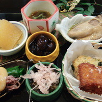懐石 古都 - 2016.3　じゅん菜　牡蠣オイル漬け　鮭おかき揚　生青海苔大和芋揚　ぎばさおろし和え　小松菜蛍烏賊酢味噌　二段仕込み数の子　丹波特大黒豆