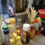 そうざいの店 おけい - カウンターにはたくさんの調味料が並んでいます。