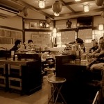 宝泉 - セピア色が似合う店内