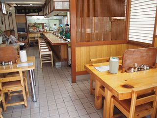 Jinya - オープン1番乗り！店内は清潔感がありカウンター席・テーブル席も完備