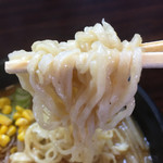自慢亭 - 麺アップ。この細かい縮れが旨い。