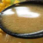 自慢亭 - 味わいしっかり、濃い目のスープ