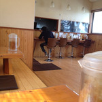 天照 - カウンター。その奥が厨房。