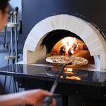 ピッツェリア　ダ　エンドー - 蒔窯でアツアツに焼きあげます。