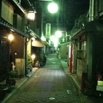 Fukuzawa - 京都の裏道の夜。大通りから一本入ると、異空間に入り込んでしまった感じがする。
