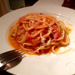 ルスティコ - トマトとアンチョビにスパゲティ。思ったより塩味は穏やか。アルデンテで少し太めの麺が美味しい！