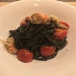 カーサ・デル・チーボ - イカ墨を練りこんだ 黒いビーゴリ 国産 車海老と絶品トマト和え