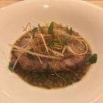 カーサ・デル・チーボ - レンズ豆のスープに浮かべた 奥入瀬ガーリックポークのポルケッタ仕立て