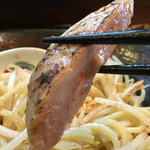 麺座 かたぶつ - 座長からサービス
      鶏チャーシューの切れ端
      これが美味かった