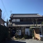 遠目の外観、手前に駐車場がある