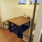 オーガニック洋菓子&ギフト こだわりぷりん エクリュ - テーブル席(カーテン設置済)。