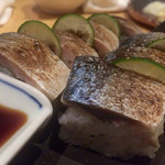 hachi - 炙りしめ鯖棒鮨。